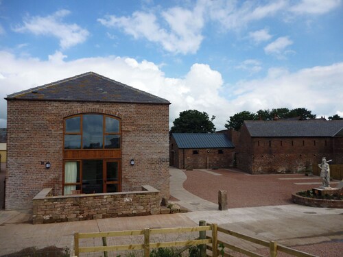 2 bedroom accommodation in Irthington