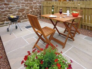 Outdoor dining - 2 bedroom accommodation in Irthington (Irthington)