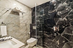 Premium Room | Bathroom - Country Inn Dehradun (Dehradun)