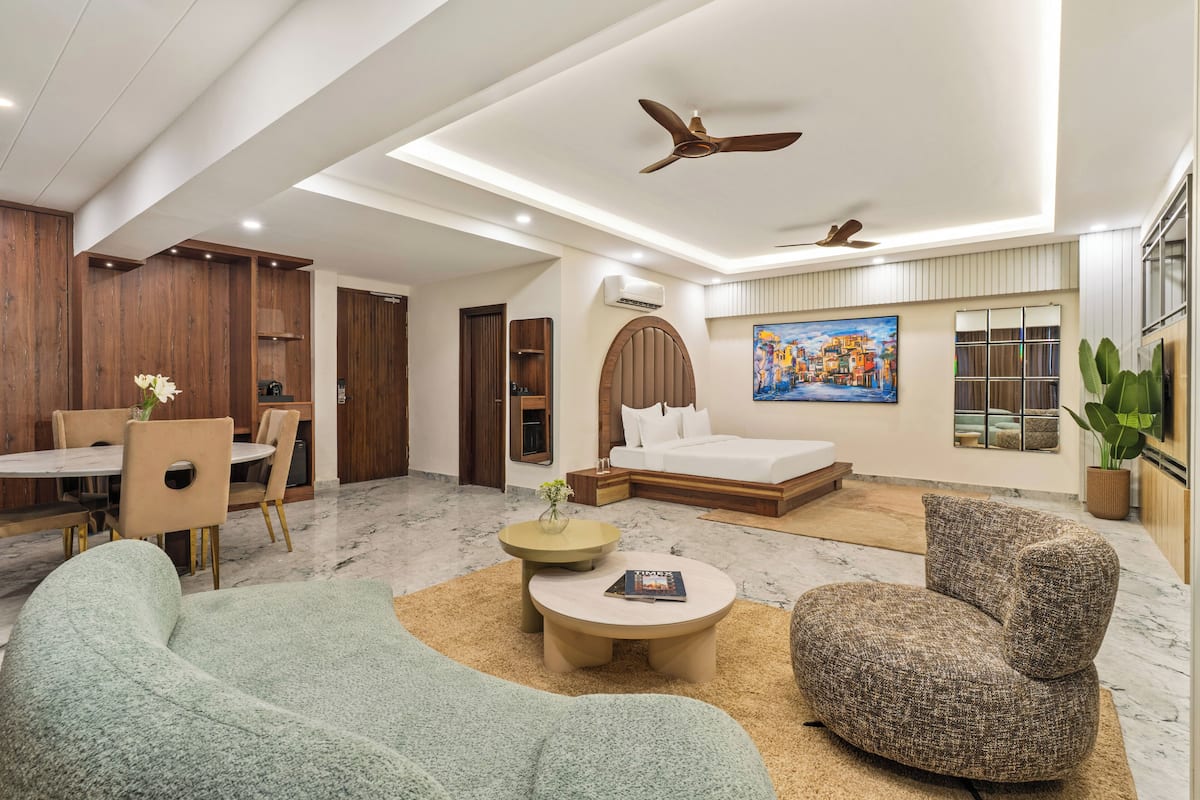 Executive Studio Suite, 1 Bedroom, Non Smoking, City View | In-room safe, laptop workspace, blackout drapes, iron/ironing board