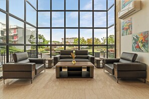 Coin salon dans le hall