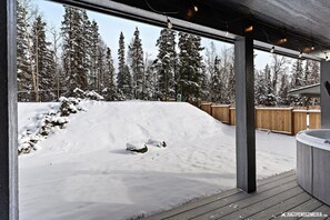 Outdoor spa tub - Luxury home w/ Private Hot Tub. Mins from skiing, hiking, and MTN biking trails. (Anchorage)
