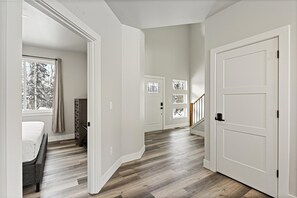 5 habitaciones, tabla de planchar con plancha, wifi y ropa de cama 