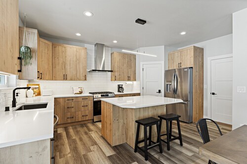 Luxury home w/ Private Hot Tub. Mins from skiing, hiking, and MTN biking trails.