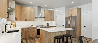 Luxury home w/ Private Hot Tub. Mins from skiing, hiking, and MTN biking trails.