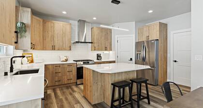 Luxury home w/ Private Hot Tub. Mins from skiing, hiking, and MTN biking trails.