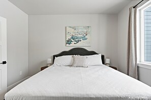 Room - Luxury home w/ Private Hot Tub. Mins from skiing, hiking, and MTN biking trails. (Anchorage)