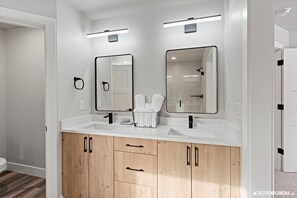 Bathroom - Luxury home w/ Private Hot Tub. Mins from skiing, hiking, and MTN biking trails. (Anchorage)