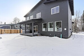 Exterior - Luxury home w/ Private Hot Tub. Mins from skiing, hiking, and MTN biking trails. (Anchorage)