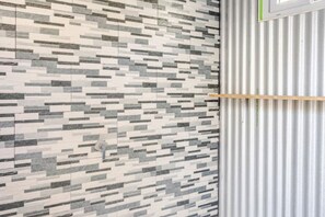 Shower, hair dryer, towels, soap - Dome 3 Potrero Glamp Beach | Nature, Ocean View and Private Jacuzzi (Potrero)