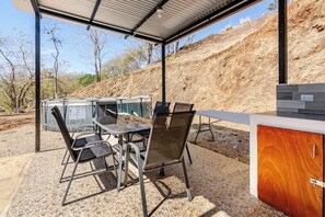 Outdoor dining - Glamping Dome Potrero Nº 4: Space, Nature and Comfort with Private Pool (Potrero)