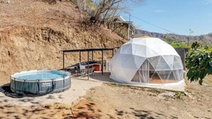 A dome-shaped structure with a pool and outdoor seating. - Glamping Dome Potrero Nº 4: Space, Nature and Comfort with Private Pool (Potrero)