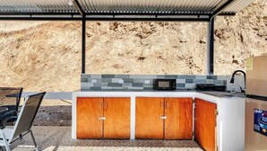 A compact kitchen with wooden cabinets, a microwave, and a refrigerator. - Glamping Dome Potrero Nº 4: Space, Nature and Comfort with Private Pool (Potrero)