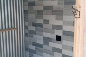 Shower - Glamping Dome Potrero Nº 4: Space, Nature and Comfort with Private Pool (Potrero)