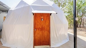 A dome-shaped tent with a wooden door, number 4, and a small mailbox on the door. - Glamping Dome Potrero Nº 4: Space, Nature and Comfort with Private Pool (Potrero)