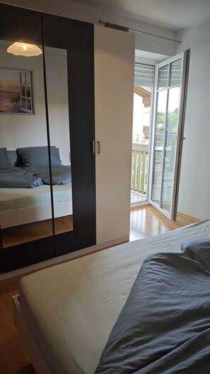 2 bedrooms, bed sheets - Apartment with mountain view, 60sqm & balcony (Waging am See)