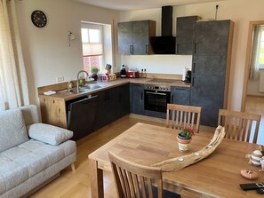 Fridge, oven, stovetop, dishwasher - Apartment with mountain view, 60sqm & balcony (Waging am See)