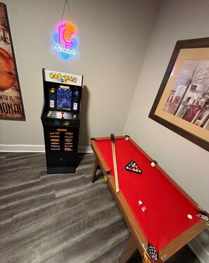 Game room - Welcome to your fun 2BR/2BA arcade loft—relax, play, and enjoy your stay!! (Atlanta)