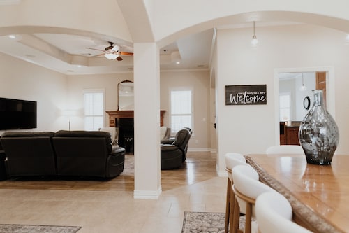 Sleek Ardmore Home, near lake Murray, Mercy Hospital, Lakecrest, Winstar casinos