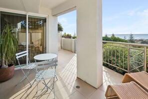 Outdoor dining - Apartment R111 - Designer Style and Elegance (Scarborough)
