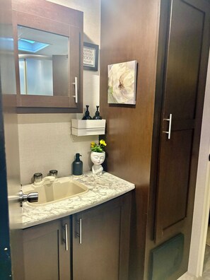 Shower, towels, soap, toilet paper - Serene 2-bedroom mobile home with AC in charming Otto (Otto)