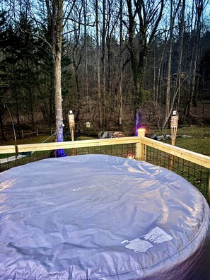 Outdoor spa tub - Serene 2-bedroom mobile home with AC in charming Otto (Otto)