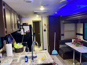 Microwave, oven, stovetop - Serene 2-bedroom mobile home with AC in charming Otto (Otto)