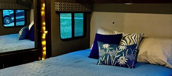 Serene 2-bedroom mobile home with AC in charming Otto