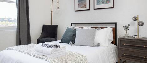 Tabla de planchar con plancha, wifi, ropa de cama