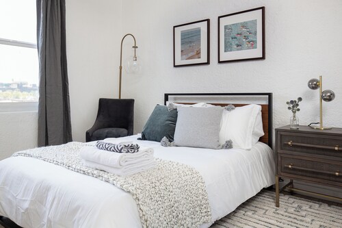 Awesome studio with AC in vibrant Los Angeles
