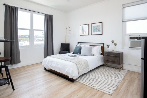 Awesome studio with AC in vibrant Los Angeles
