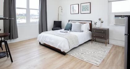 Awesome studio with AC in vibrant Los Angeles