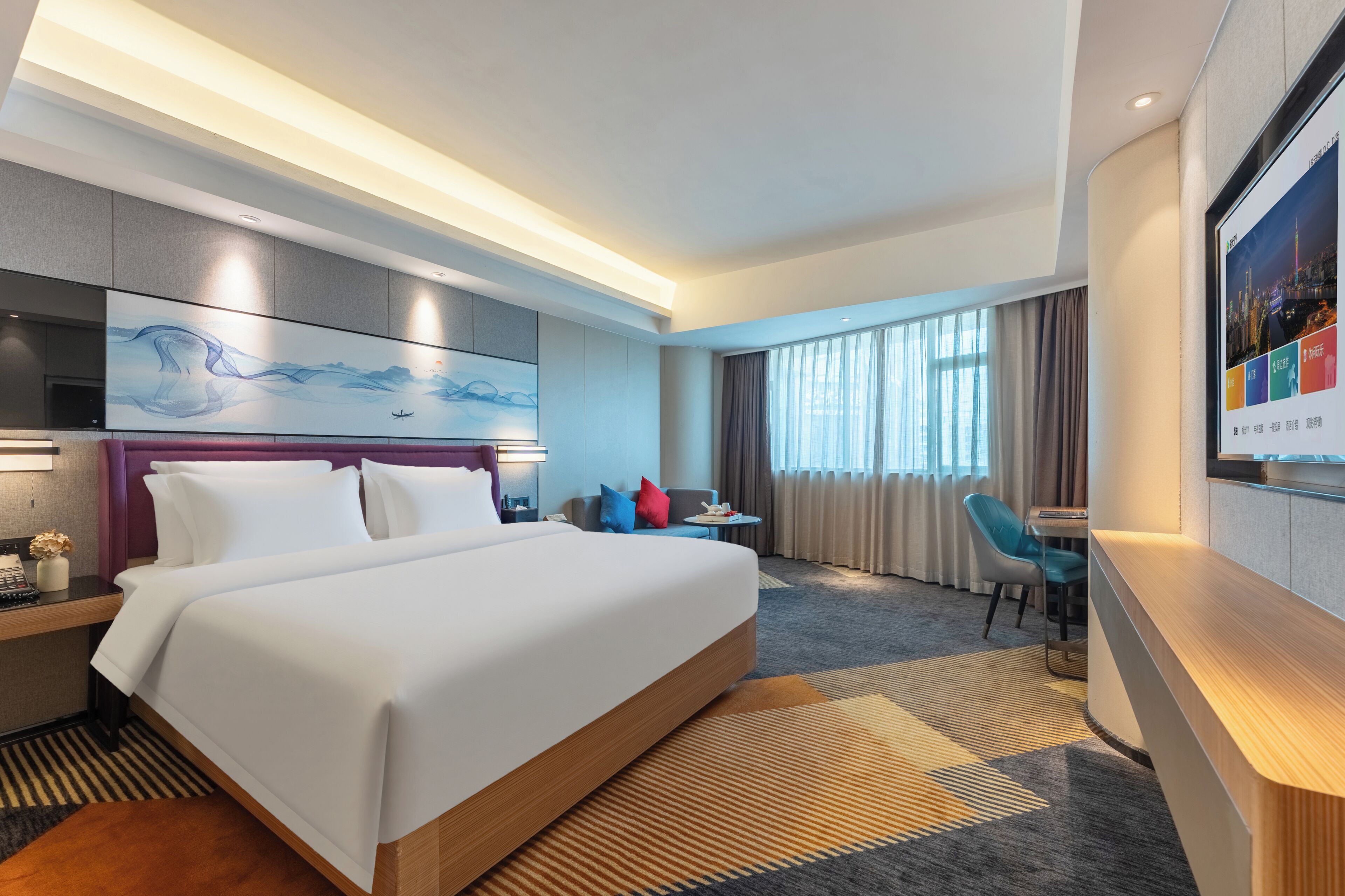 Una habitación de hotel moderna con una cama grande, un escritorio, una silla y un televisor.