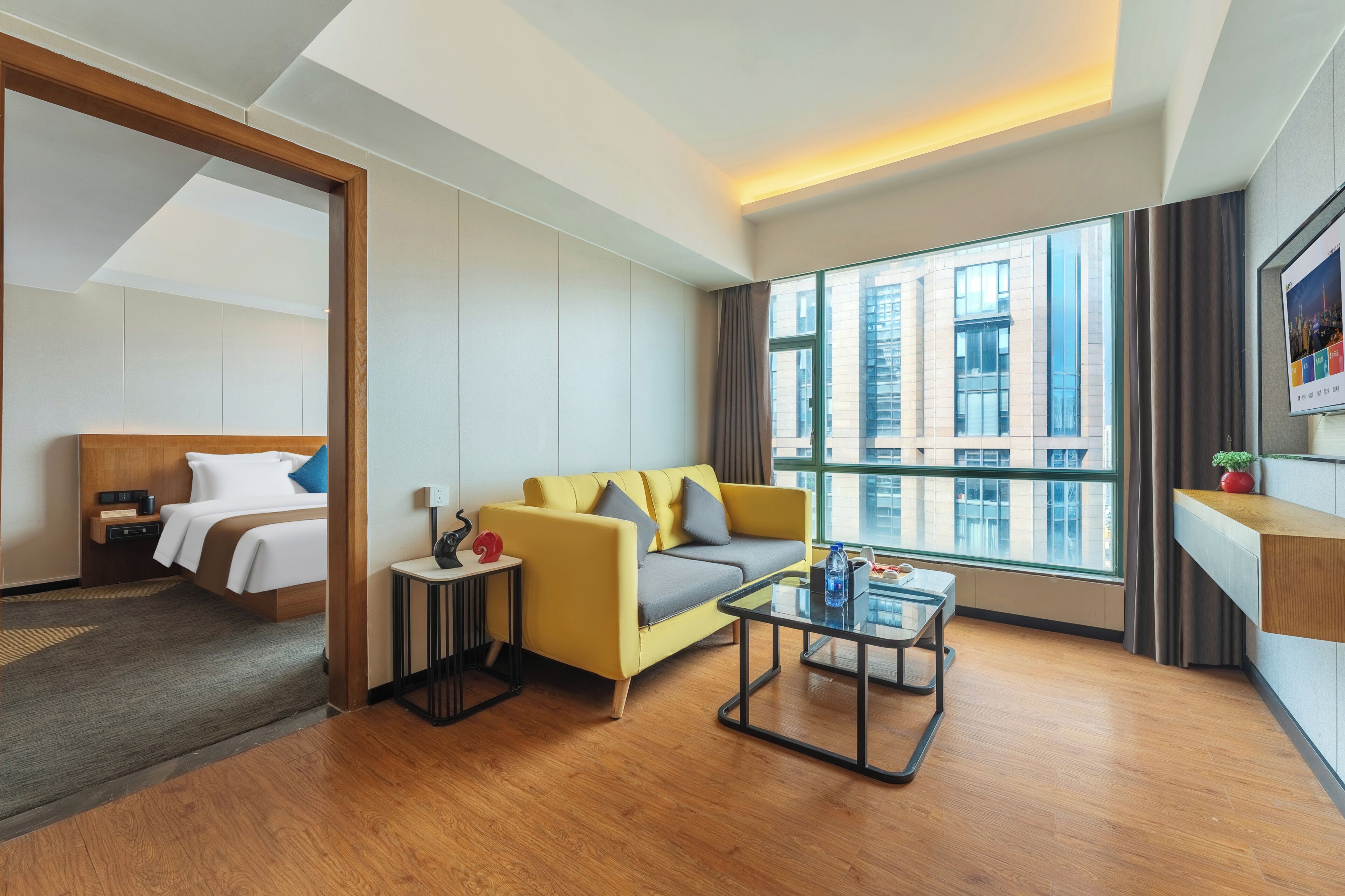 Family Suite, City View | Living area