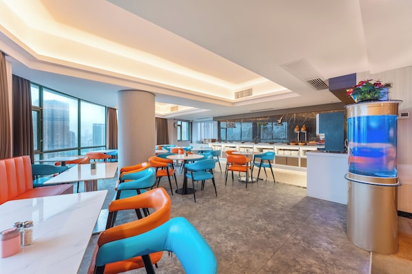 Un restaurante moderno con techos altos, ventanas amplias y una zona de bar central.