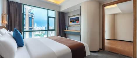 Family Suite, City View | Desk, free WiFi