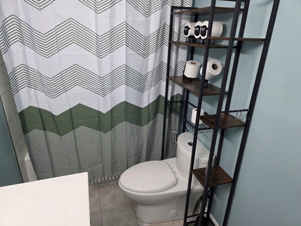 Haartrockner, Bidet, Handtücher, Seife