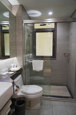 Phòng 2 giường đơn cơ bản, quang cảnh một phần hồ | Phòng tắm