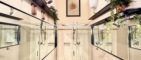 Dusche, Haartrockner, Bidet, Handtücher