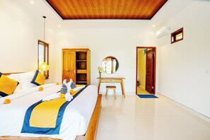 Un dormitorio con cama, mesita de noche, espejo y armario.