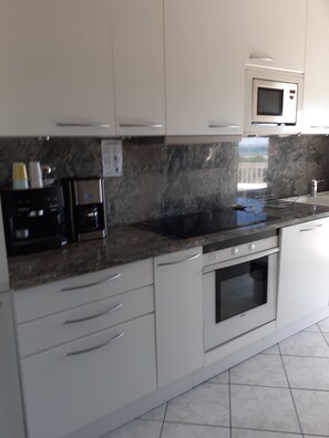 Private kitchen - Facing the sea very bright..60 m2..all shops nearby personal parking. (Pornichet)