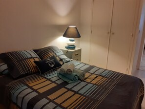 2 chambres, fer et planche à repasser, Wi-Fi, draps fournis