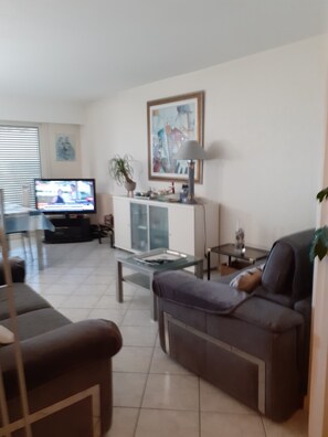Living area - Facing the sea very bright..60 m2..all shops nearby personal parking. (Pornichet)