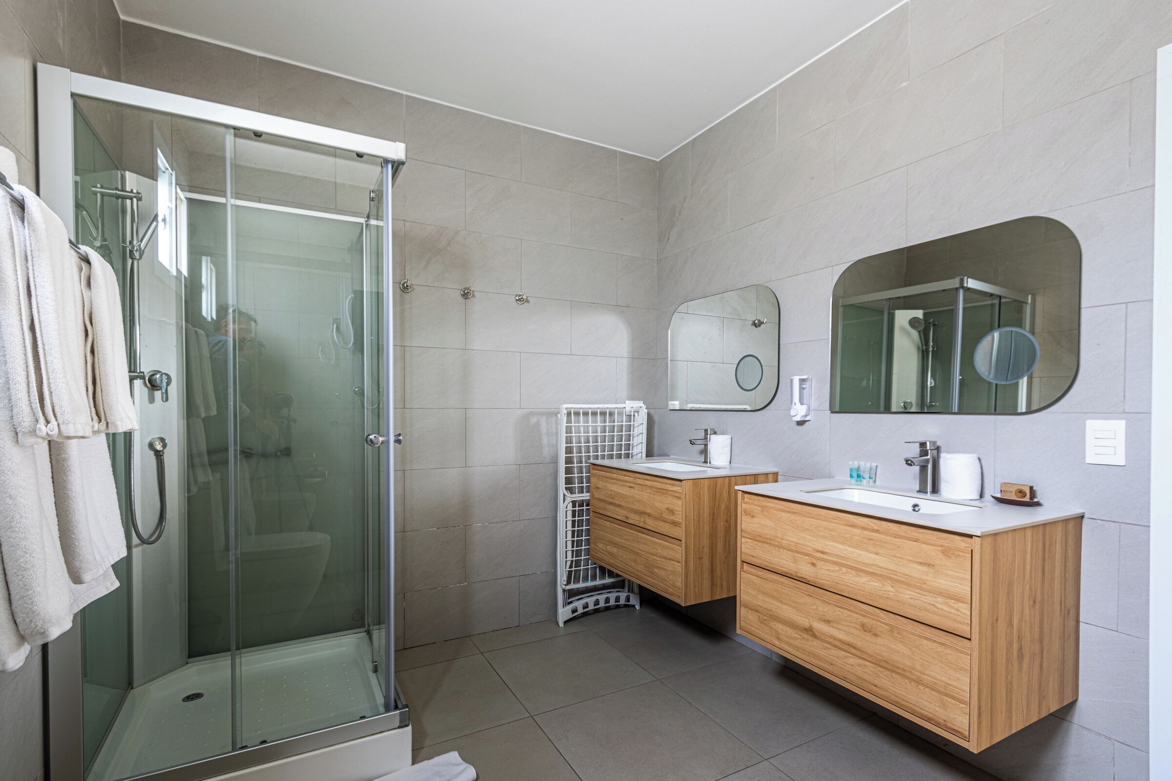 Ducha, secador de pelo y toallas
