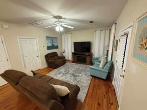 Living area - Knot-4-Reel Rookery 3Br/2Ba - Pool-Hot Tub-Tennis Court - Short Walk to Beach (Gulf Shores)
