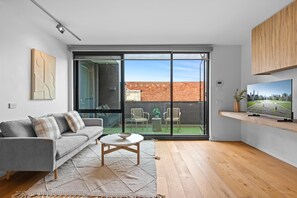 Smart TV - Spacious St Kilda by Ready Set Stay (St Kilda)