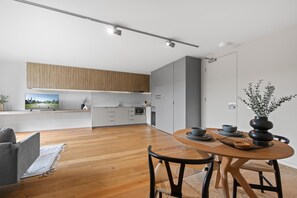 Dining - Spacious St Kilda by Ready Set Stay (St Kilda)