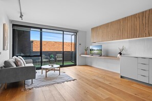Smart TV - Spacious St Kilda by Ready Set Stay (St Kilda)