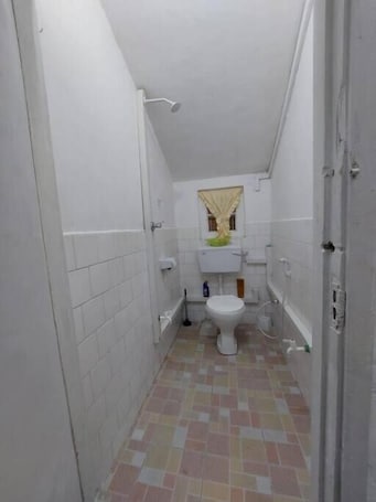 Comfort Apartment | Bathroom. Mombasa Comfort House