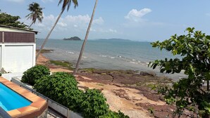 A pool, palm trees, a beach, and a distant island. - Sook Beach House, Paknam Chumphon (Tambon Pak Nam)